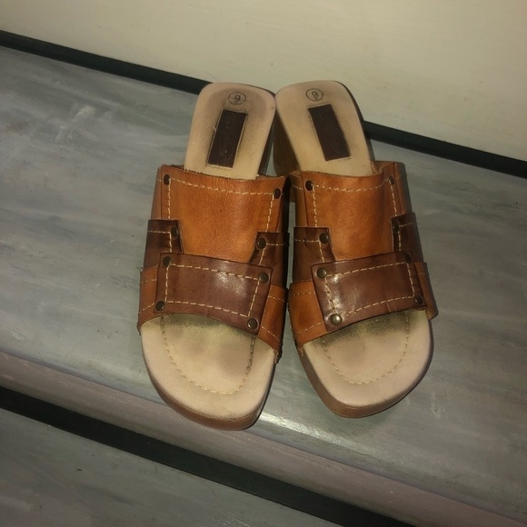 Vintage Tan Leather Sandals - Picture 4 of 10